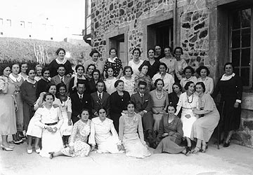 Primeros intentos de una escuela de enfermería en Bilbao (1933?). Las clases teóricas tenían lugar en el Centro Vasco de la calle Bidebarrieta y las prácticas en el Hospital de Basurto. Alumnado y profesorado de la primera promoción.