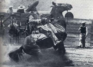 Charro rayando el caballo