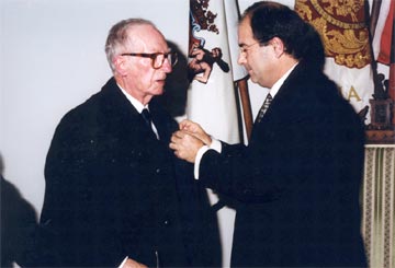 1998. Homenaje e insignia del Ayuntamiento de Fuenterrabia.