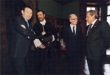 1999. Euskal Herriko Unibertsitateak Honoris Causa.