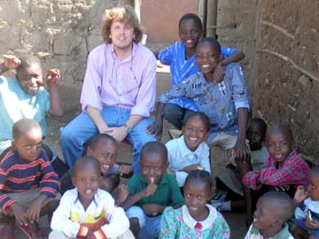 Xabier Ezeizabarrena acompañado por un grupo de niños del lugar