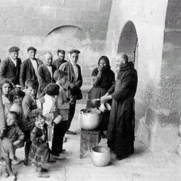 Niños recibiendo alimento en el monasterio de La Oliva. 