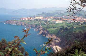 Acantilado y vista de Bermeo (Bizkaia) en dirección a Bakio (Bizkaia). Foto P. Rivera, 2001. 