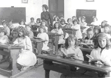 Archivo Municipal de Vitoria-Gasteiz: Clase de chicas en un aula municipal.