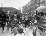 Desfile de gigantes y cabezudos en la Plaza del Castillo de Iru&ntilde;a