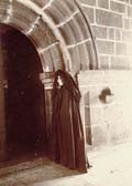 Mujer ante la portada de una iglesia