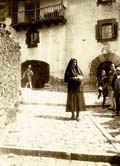 Mujer vistiendo el traje t&iacute;pico del Roncal en una calle de la localidad de Isaba