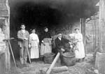 Familia campesina en un caser&iacute;o de Urigoiti