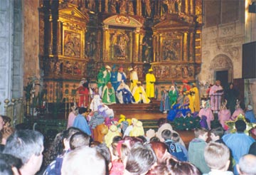 Lor Reyes Magos en la Iglesia de Santa María recibiendo a los niños. 