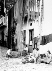 Mujeres cosiendo redes en Pasaia