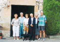 Familia Aiastui, en la puerta del caserío de Aretxabaleta, 2004