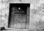 Tachones de hierro forjado en la puerta de una casa de Markinez, en Bernedo