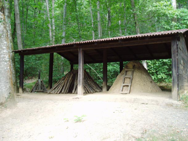 Esta carbonera es una reconstrucción hecha en el señorío de Vertiz en Navarra, de una carbonera al estilo de la cultura verbenera, con un tronco central y dos hileras de troncos colocadas rectas y tapadas con tierra.la carbonera es pequeña, las reales solían ser más grandes.