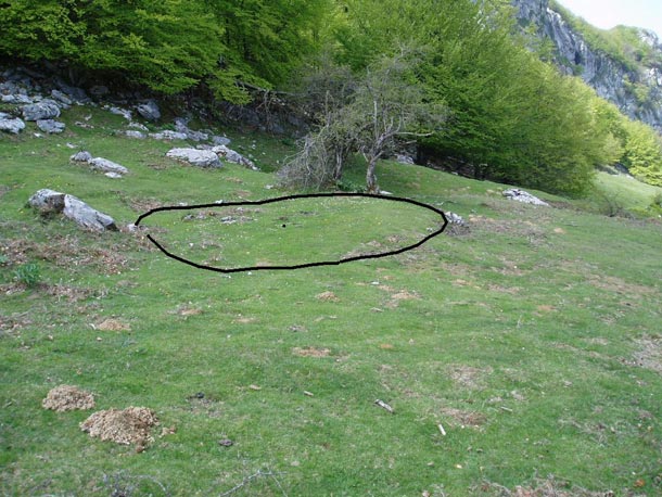 Aquí podemos ver en la zona del Gorbea los límites de una carbonera de montaña.