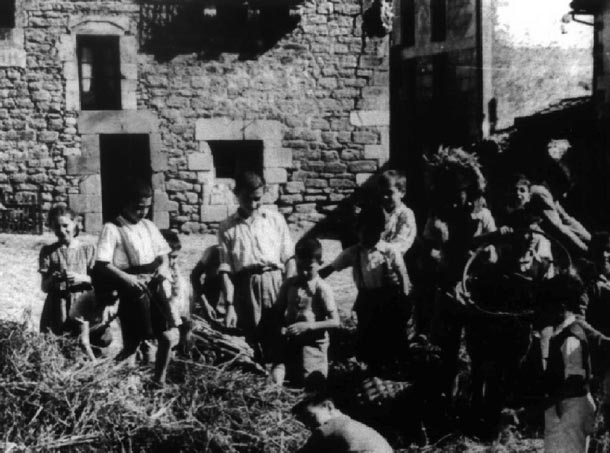 Niños recogiendo “ulagas” para la hoguera de San Juan “Degollao” 