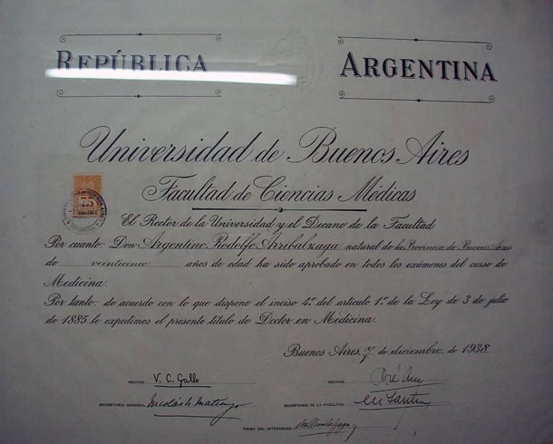 Diploma that qualifies Rodolfo as a medicine doctor