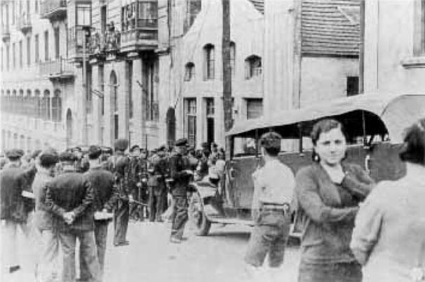 Revolución de octubre de 1934. Los guardias de asalto hallan un arsenal de armas en un local de la calle Iturribide