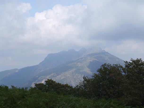 Aiako Harria entre nubes, vista desde Oianleku (Oiartzun, Gipuzkoa)