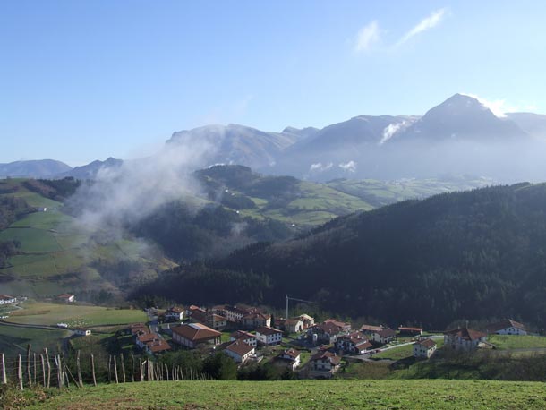 Vista de Txindoki y Aralar desde Baliarrain