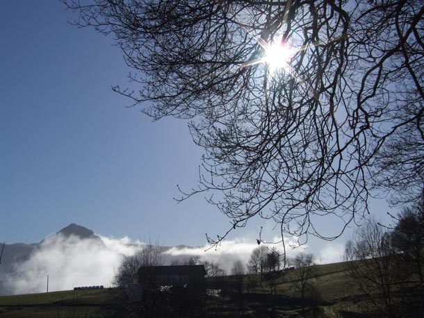 Txindoki entre nubes, parque natural de Aralar (Gipuzkoa), vista desde Baliarrain