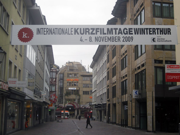 Calle de Winterthur engalanada con un cartel anunciador del festival