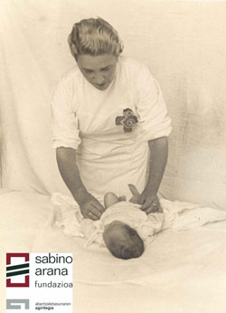 Enfermera cambiándole los pañales a un niño