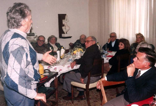 Enrique Gamarra en una reunión de escritores