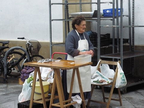 Tipica vendedora de tabla en el mercado de la Brecha de Donostia, hoy ya practicamente desaparecidas. Vende anchoa ya descabezada y limpia