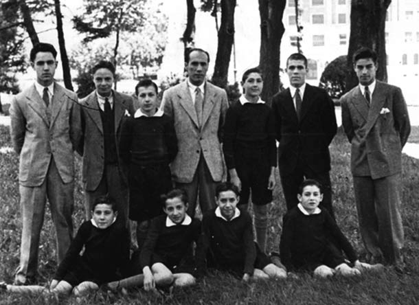 Francisco  Escudero con varios de sus alumnos en los jardines de la Santa Casa de  Misericordia de Bilbao