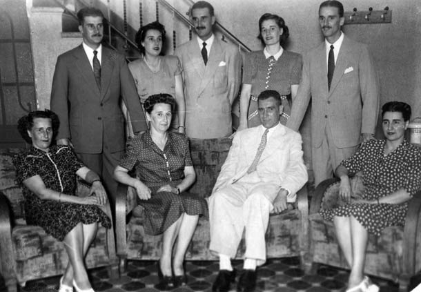 Los hijos del zuberotarra Juan Larramendy. De pie: Félix, Angélica Leonor, Héctor Dante, Inés Martina y Oscar Alberto; sentados: María, Cecilia Gregoria, Juan José y Sara Josefina