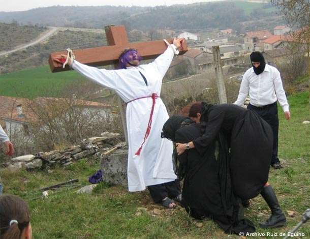 Jesus en la cruz con la Virgen Maria