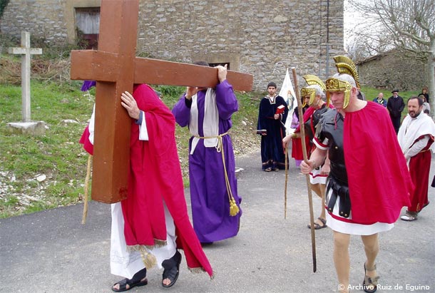 Jesus es ayudado a portar la cruz por el Cireneo