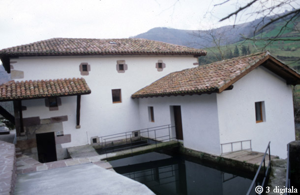 Vista exterior del molino de Zubieta (Nafarroa)