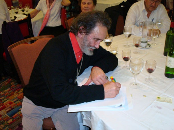 Niño vasco en la comida anual de jubilados