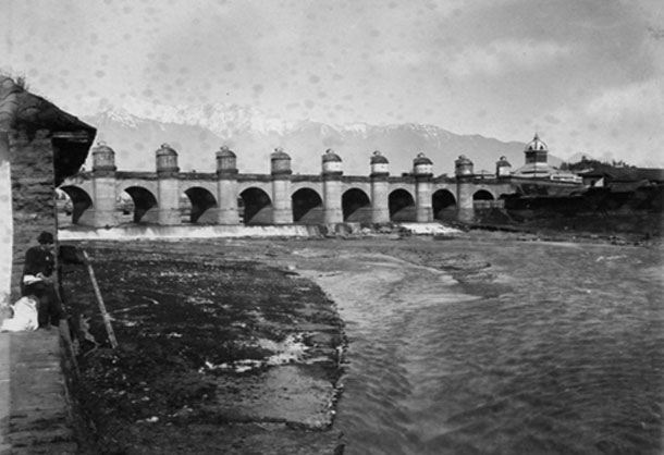 Puente de Cal y Canto y el tajamar. Construido en 1779 y demolido en 1889