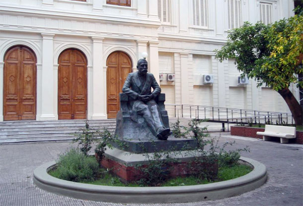 Rectorado y estatua de Joaquín V. Gonzalez