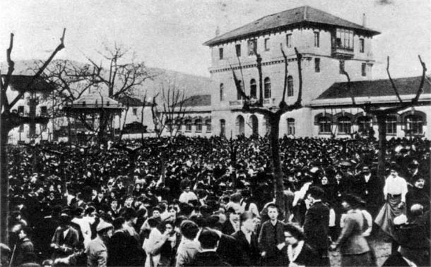 Plaza de la anteiglesia de Deusto en la romería de San José del año 1911 