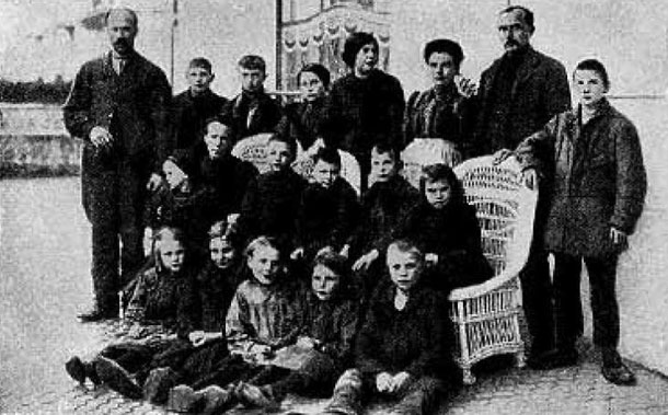 Dos familias de refugiados belgas albergados en las Escuelas Francesas de Donostia-San Sebastián