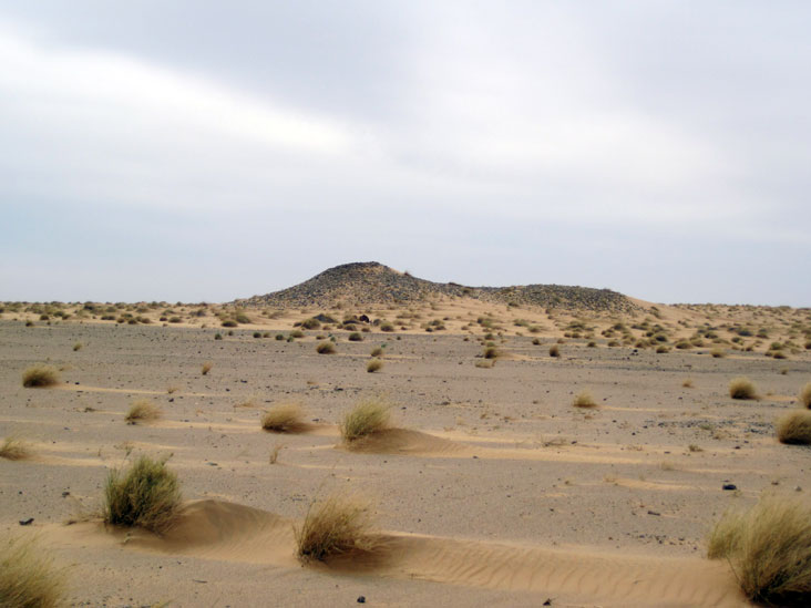 Monumento tumular “gigante” de Azefal-9/1, en la mitad septentrional de la parte saharaui del campo de dunas de Azefal