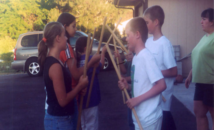 Bajo la atenta mirada de la instructora, el grupo de jóvenes dantzaris repite una y otra vez la Makil Dantza