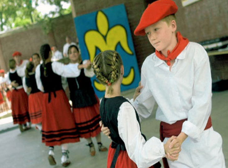 Bailando una kontradantza durante la actuación en el Reno Basque Festival