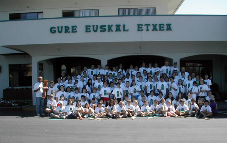 Jóvenes y monitores integrantes de Udaleku posan frente al Basque Cultural Center de San Francisco 