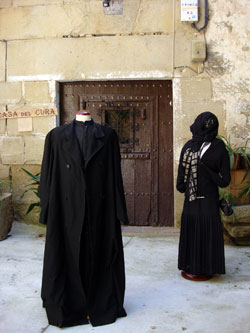 Casa abacial y ropajes de época de Muez