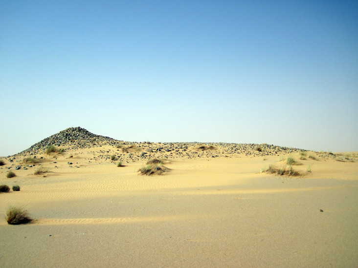 El “megatúmulo” de Azefal-9/2, situado a unos 400 m al SE del monumento excavado