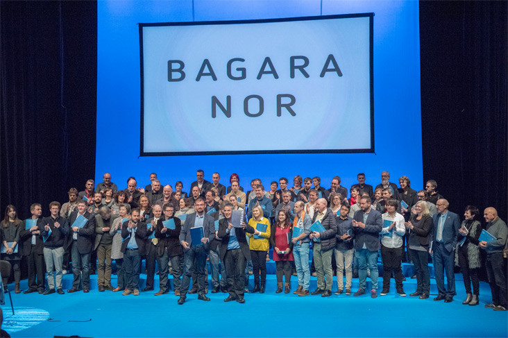 Donostiako Protokoloa sustatu duten eragileen familia-argazkia Kursaal jauregian 2016ko abenduan