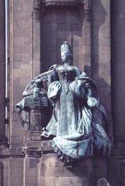 Figura de bronce de Sofía Carlota, esposa de Federico II de Alemania, en la puerta de Charlottemburger 