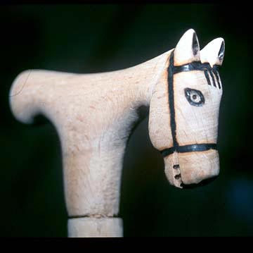 Cabeza de caballo pilograbada.